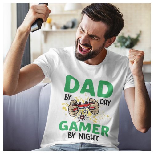 DAD by day GAMER by night - vicces feliratos póló