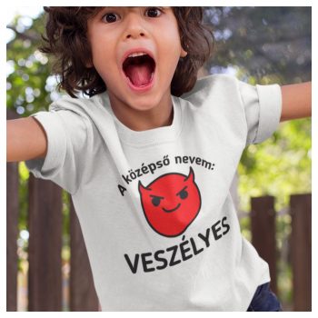   A középső nevem: VESZÉLYES - feliratos bababody/gyerekpóló