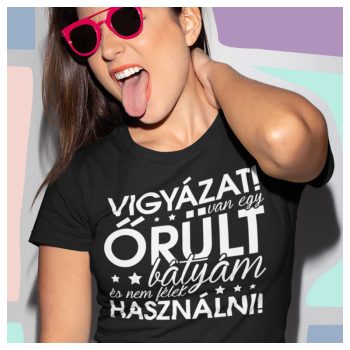  Vigyázat! Van egy őrült bátyám, és nem félek használni! - női póló 