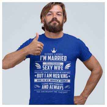   Sorry ladies, I'm married to a freakin' sexy wife... - vicces feliratos póló ()