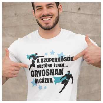   A szuperhősök köztünk élnek... ORVOSNAK álcázva - feliratos póló 