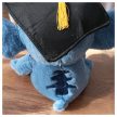 Ballagó Stitch plüss figura 28 cm-es méretben, sapkával és ballagási díszítéssel