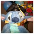 Ballagó Stitch plüss figura 28 cm-es méretben, sapkával és ballagási díszítéssel