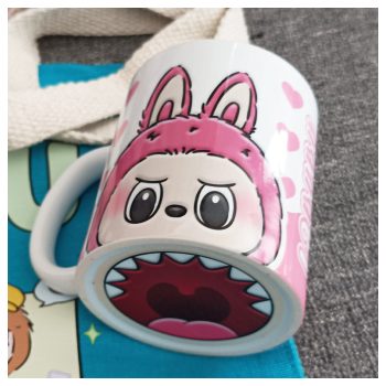 Labubu stílusú bögre alján szájas mintával, névre szóló felirattal